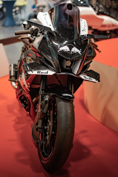 Yamaha Motorrad mit Red Bull Design auf der Motorradwelt 2026 in Friedrichshafen