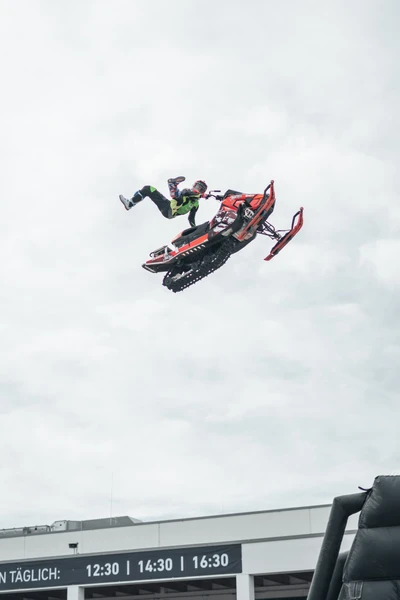 Akrobatik-Show mit einem fahrenden Schneemobil auf der Tuning World Bodensee 2026