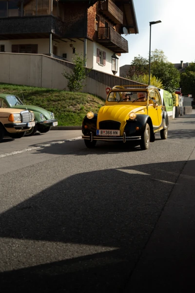 Gelbes Oldtimerauto f&auml;hrt auf einer Stra&szlig;e beim Oldtimertreffen Langen 2025