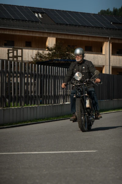 Mann auf klassischem Motorrad f&auml;hrt auf Stra&szlig;e bei Oldtimertreffen Langen 2025