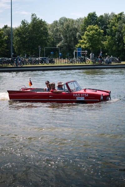 Rotes Wasserfahrzeug mit G&auml;sten auf dem Bodensee bei der Klassikwelt 2026
