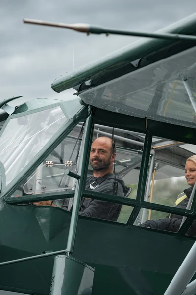Zwei Personen in einem Flugzeugcockpit auf der KLASSIKWELT BODENSEE 2026