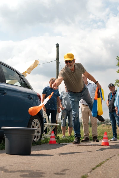 Teilnehmer wirft mit einem Ball auf einen Beh&auml;lter w&auml;hrend der Spa&szlig;rallye Bodensee 2026