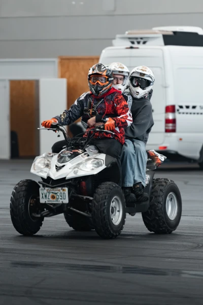 Drei Personen auf einem ATV w&auml;hrend der Motorradwelt 2026 in Friedrichshafen