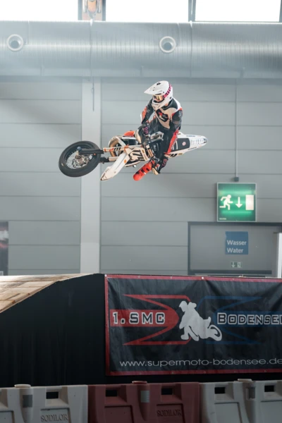 Motorradfahrer in der Luft bei der Motorradwelt 2026 in Friedrichshafen