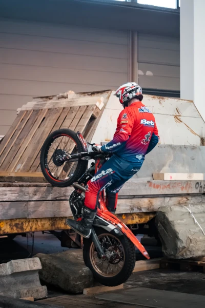 Fahrer auf Beta-Motorrad w&auml;hrend stunt auf der Motorradwelt 2026 Messe