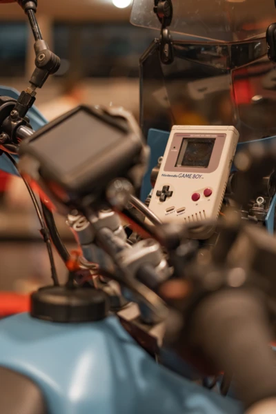 Motorrad mit Nintendo Game Boy als Teil des Displays auf der Motorradwelt 2026