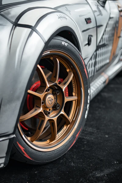 Detailaufnahme eines modifizierten Autos mit goldenen Felgen auf der Tuning World Bodensee 2026