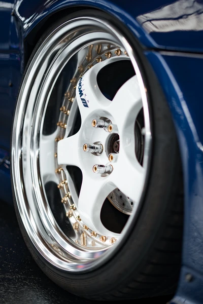 Detailaufnahme eines Rad mit silberner Felge und schwarzem Reifen auf der Tuning World Bodensee 2026
