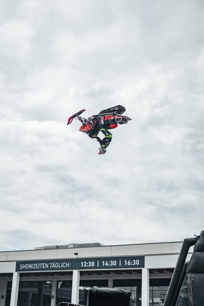 Akrobatik-Performance eines Sportlers in luftiger H&ouml;he bei Tuning World Bodensee 2026