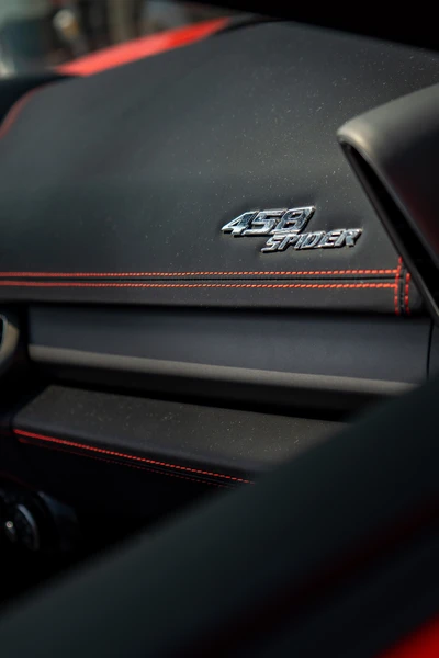 Interieur eines Ferrari 458 Spider mit schwarzer Lederausstattung und rotem N&auml;hten