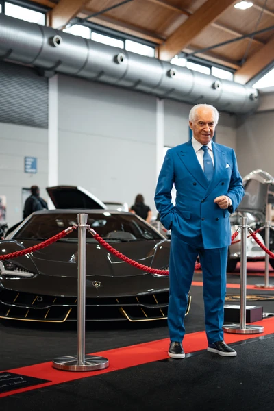 Mann in blauem Anzug steht neben einem Ferrari auf der KLASSIKWELT BODENSEE 2026