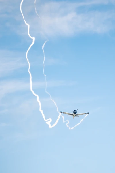 Kunstflugzeug zieht Rauchschwaden am Himmel auf der KLASSIKWELT BODENSEE 2026