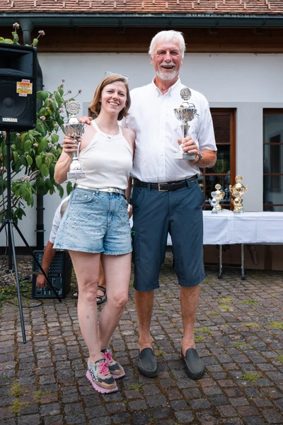 Zwei Personen halten Pokale bei der Lindau-Klassik Rallye