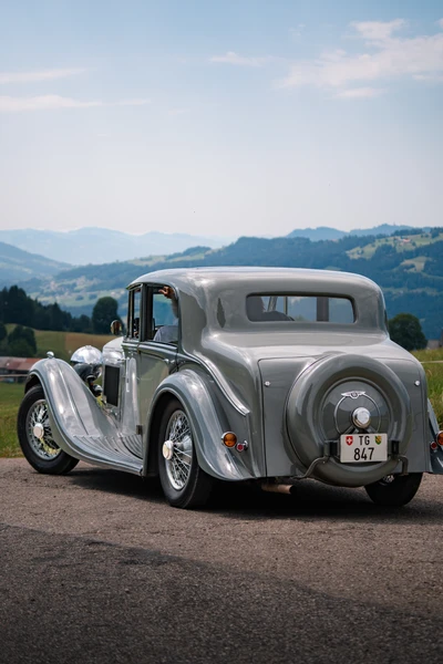 Silbernes Oldtimer-Auto auf einer Landstra&szlig;e bei der Lindau-Klassik Rallye