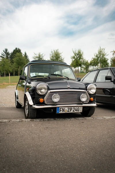Schwarzer Mini Cooper steht auf einem Parkplatz w&auml;hrend der 10. Spa&szlig;rallye Bodensee 2026