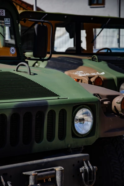 Gr&uuml;ne Milit&auml;rfahrzeuge auf dem American-Dream-V8 Treffen in Lindenberg