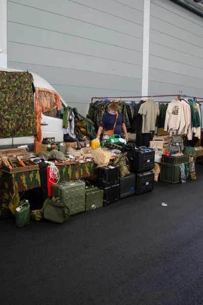 Verkaufsstand mit milit&auml;rischer Ausr&uuml;stung auf der Adventure Southside 2025