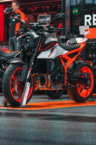 KTM 990 Duke R in einem Ausstellungsraum der Motorradwelt 2026