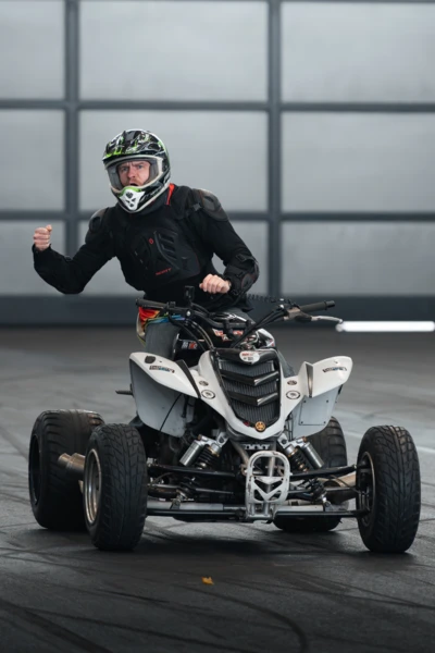 Fahrer auf einem Quad w&auml;hrend der Motorradwelt 2026 Messe in Friedrichshafen