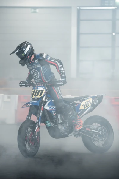 Fahrer macht eine Drehung auf einem Motorrad bei der Motorradwelt 2026 Messe