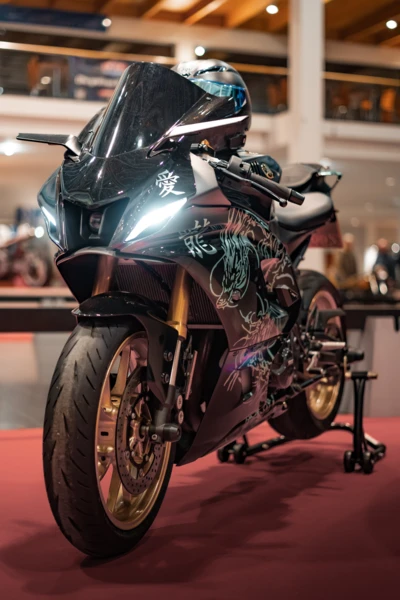 Sportmotorrad mit speziellen Grafiken auf der Motorradwelt 2026 in Friedrichshafen