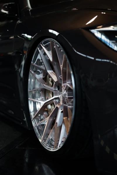 Detailansicht eines verchromten Alufelgens auf einem Fahrzeug bei Tuning World Bodensee 2026
