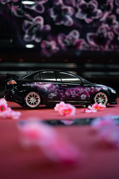 Schwarzes Auto mit pinken Blumen-Motiven auf der Tuning World Bodensee 2026