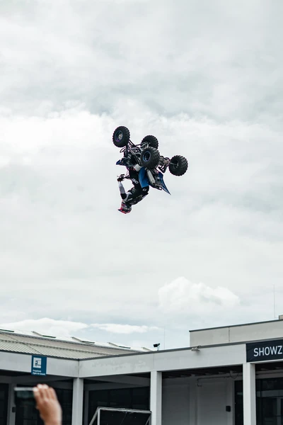 Stuntfahrer springt mit Quad w&auml;hrend der Tuning World Bodensee 2026 in Friedrichshafen