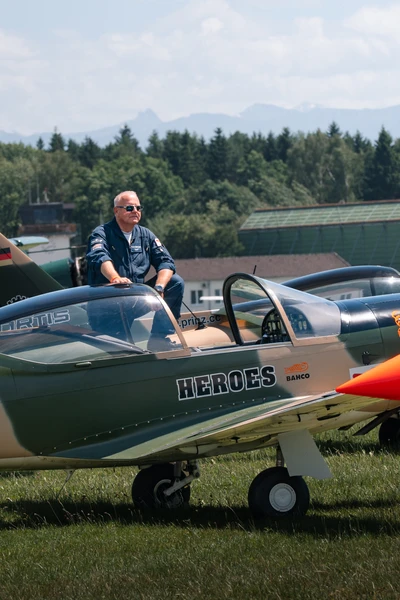 Person sitzt in einem Flugzeug mit HEROS-Logo auf der KLASSIKWELT BODENSEE 2026
