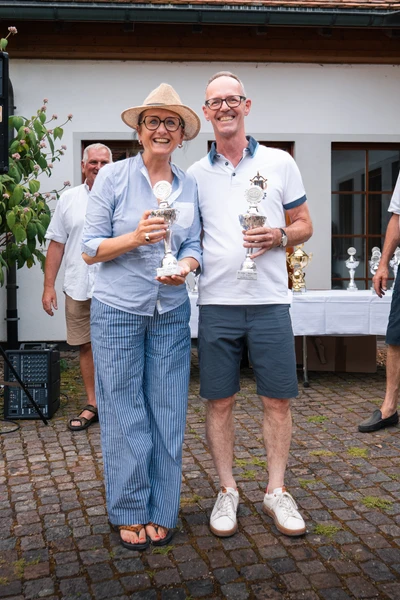 Zwei Personen mit Pokalen auf der Lindau-Klassik Rallye.