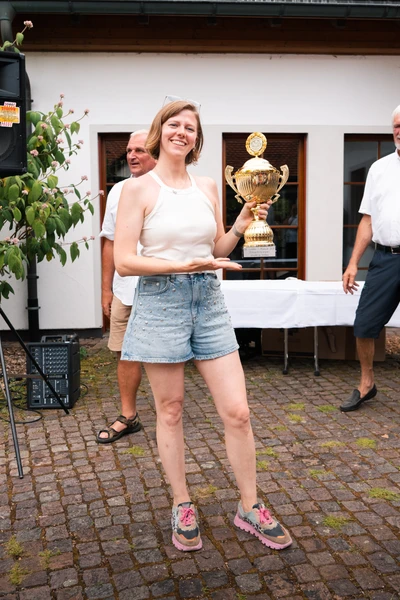 Person mit Pokal auf der Lindau-Klassik Rallye, im Freien.