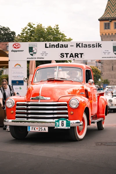 Oranger Chevrolet Pickup-Truck an der Startlinie der Lindau-Klassik Rallye.