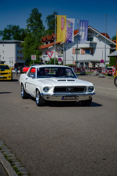Wei&szlig;er Ford Mustang von 1967 f&auml;hrt auf Stra&szlig;e w&auml;hrend American-Dream-V8 Treffen