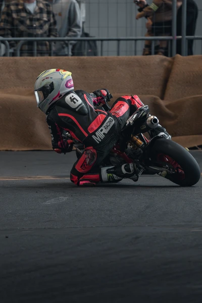Motorradfahrer in Racing-Kleidung beim Driften auf der Motorradwelt 2026