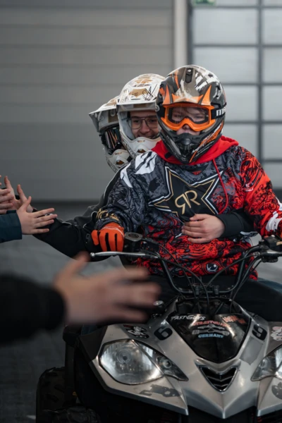 Zwei Personen auf einem Quad w&auml;hrend der Motorradwelt 2026 Messe in Friedrichshafen