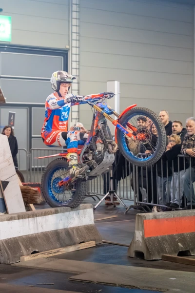 Motorradfahrer springt &uuml;ber Hindernis auf der Motorradwelt 2026 Messe