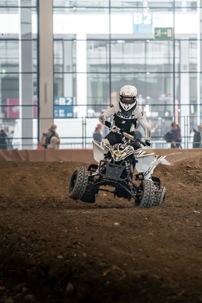 Fahrer auf Quad f&auml;hrt &uuml;ber einen Dirt Track bei der Motorradwelt 2026