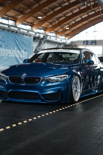 Blaues BMW M4 Tuning-Fahrzeug bei der Tuning World Bodensee 2026 in Friedrichshafen