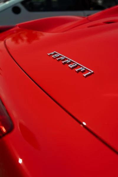Detailaufnahme eines roten Ferrari mit sichtbarem Logo auf dem Oldtimertreffen Langen 2025