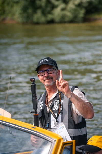 Mann in Bootsanzug mit Kamera auf Wasser, KLASSIKWELT BODENSEE 2026
