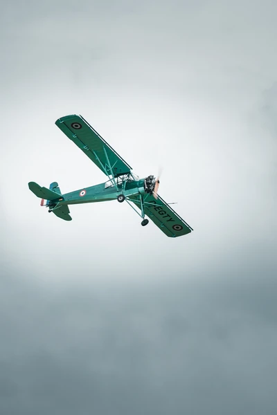 Gr&uuml;nes Sportflugzeug in der Luft &uuml;ber der KLASSIKWELT BODENSEE 2026