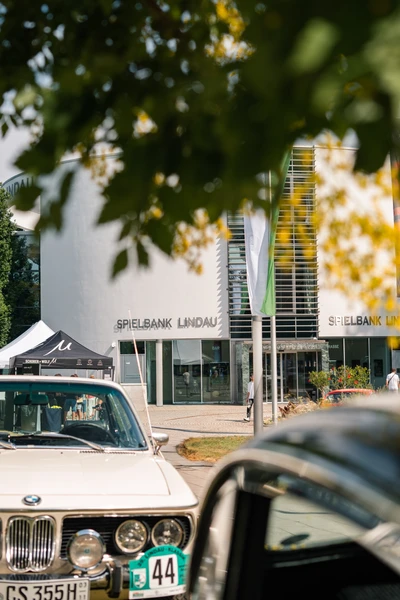 Wei&szlig;er BMW vor der Spielbank Lindau w&auml;hrend der Lindau-Klassik Rallye.