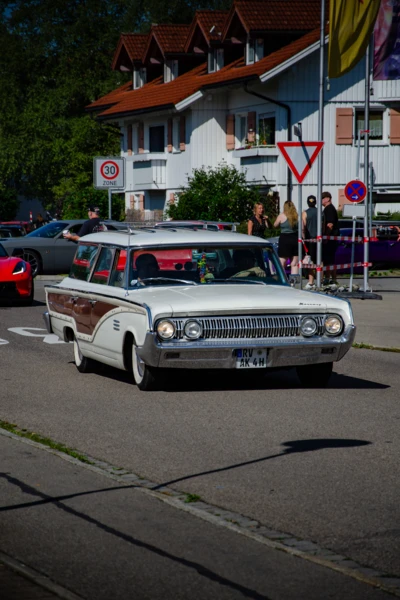 Wei&szlig;es Fahrzeug mit Holz-Optik beim American-Dream-V8 Treffen in Lindenberg