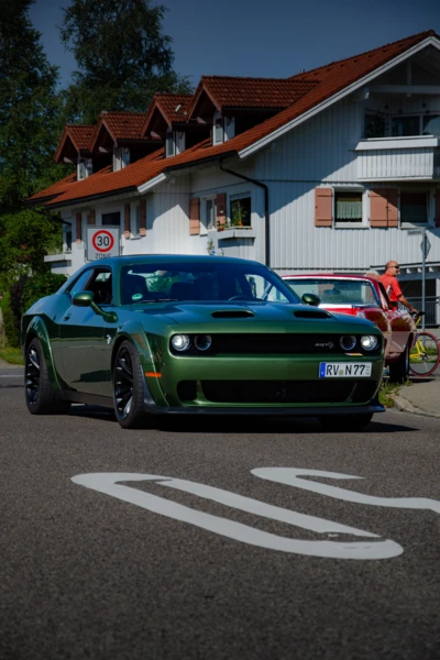 Dodge Challenger Hellcat in gr&uuml;n auf einer Stra&szlig;e in Lindenberg