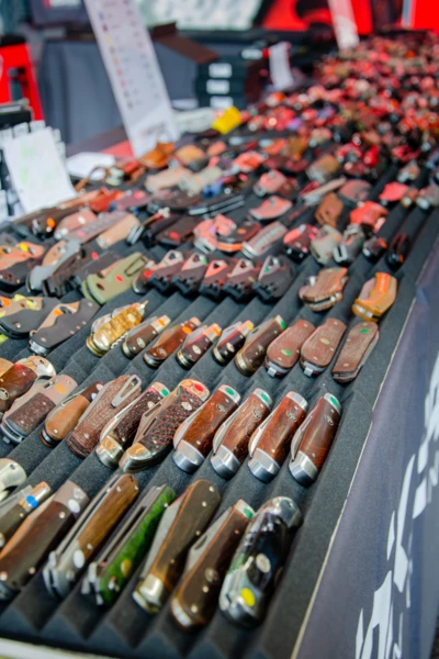 Vielfalt an Taschenmessern auf einem Ausstellerstand bei Adventure Southside 2025