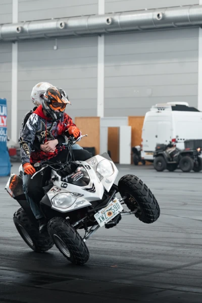 Zwei Personen auf einem wei&szlig;en Quad w&auml;hrend der Motorradwelt 2026 in Friedrichshafen