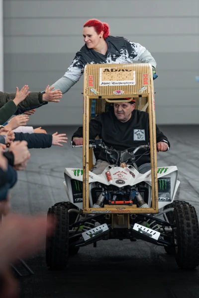 Personen geben sich die H&auml;nde w&auml;hrend einer Quad-Demonstration auf der Motorradwelt 2026 Messe in Friedrichshafen.