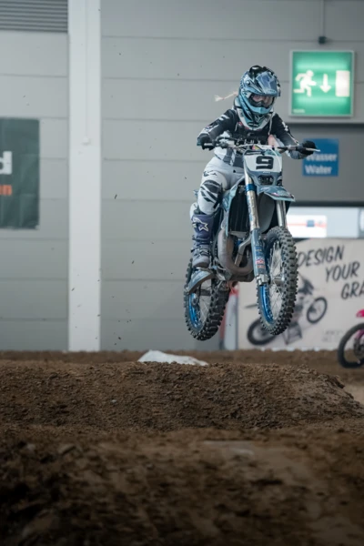 Jugendliche Fahrer auf einem motocross Motorrad beim Sprung auf der Motorradwelt 2026