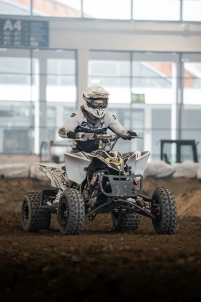 Fahrer auf einem Quad in einer Motorradmesse bei Friedrichshafen 2026